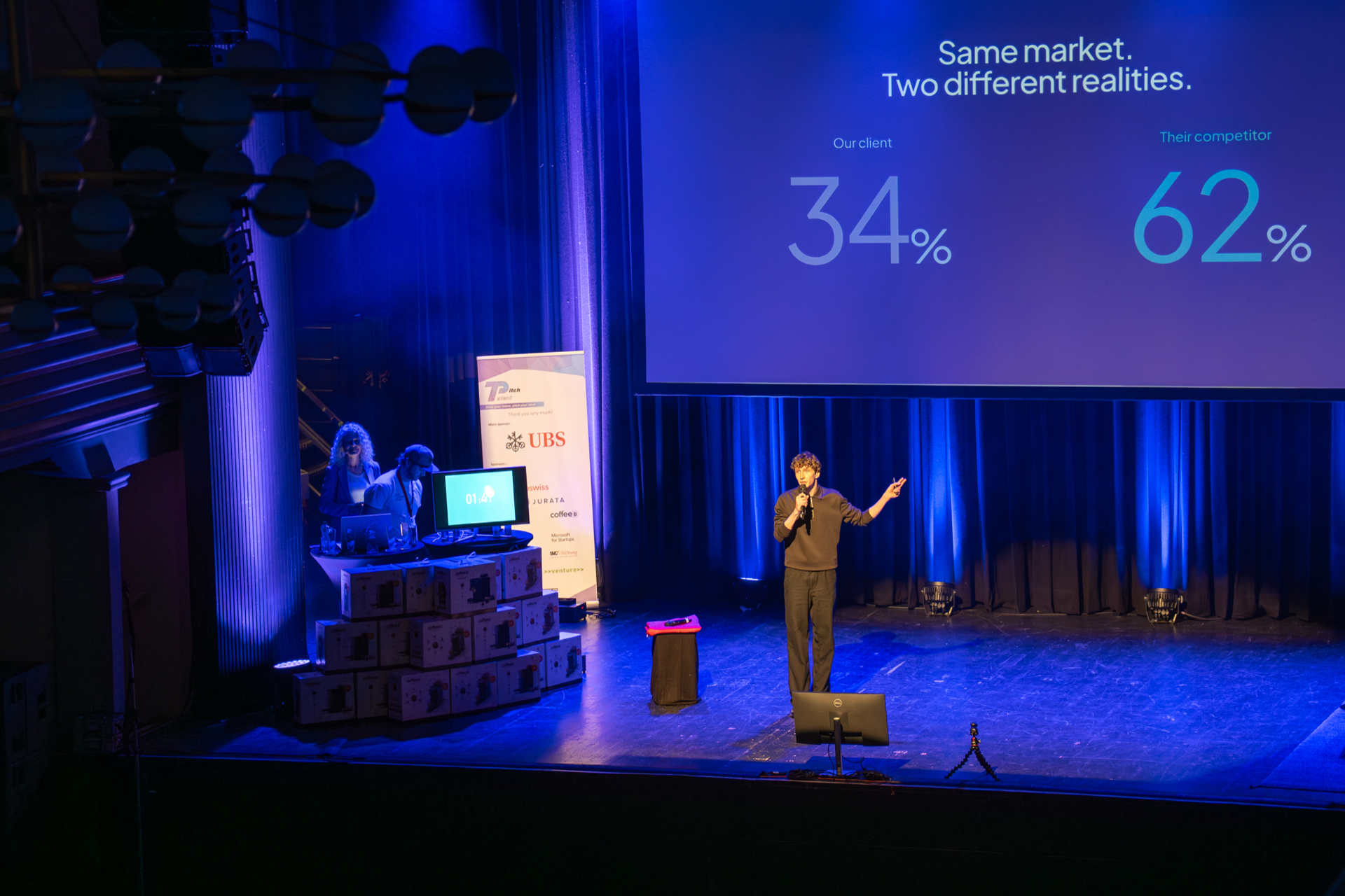 Tsari Bombelli auf der Hauptbühne des Talent Pitch Switzerland im Volkshaus Zürich